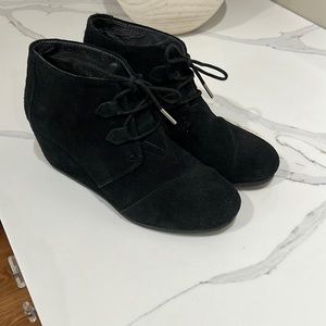 Toms size 10 black suede booties